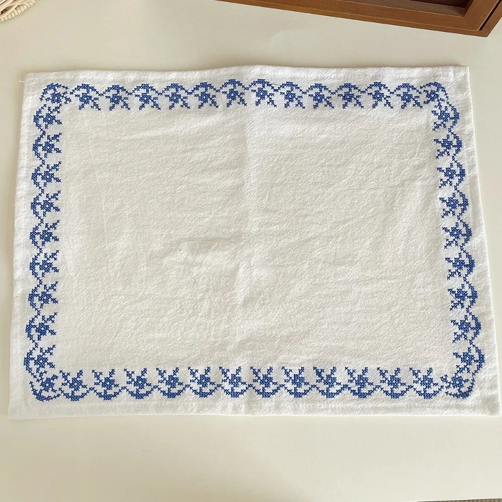 serviette coton brodée florale traditionnelle blanc bleu cuisine restaurant usage domestique