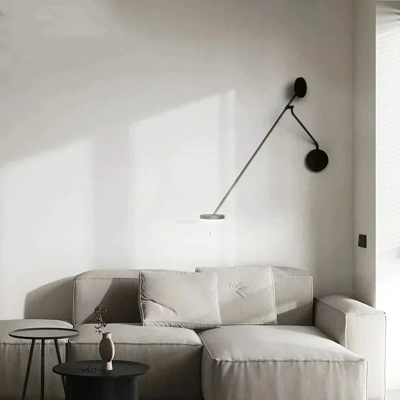 Vue de profil de l'applique murale noire avec abat-jour ajustable