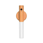 lampe poche rechargeable adhésive moderne bois marron foncé blanc texture naturelle interrupteur port charge