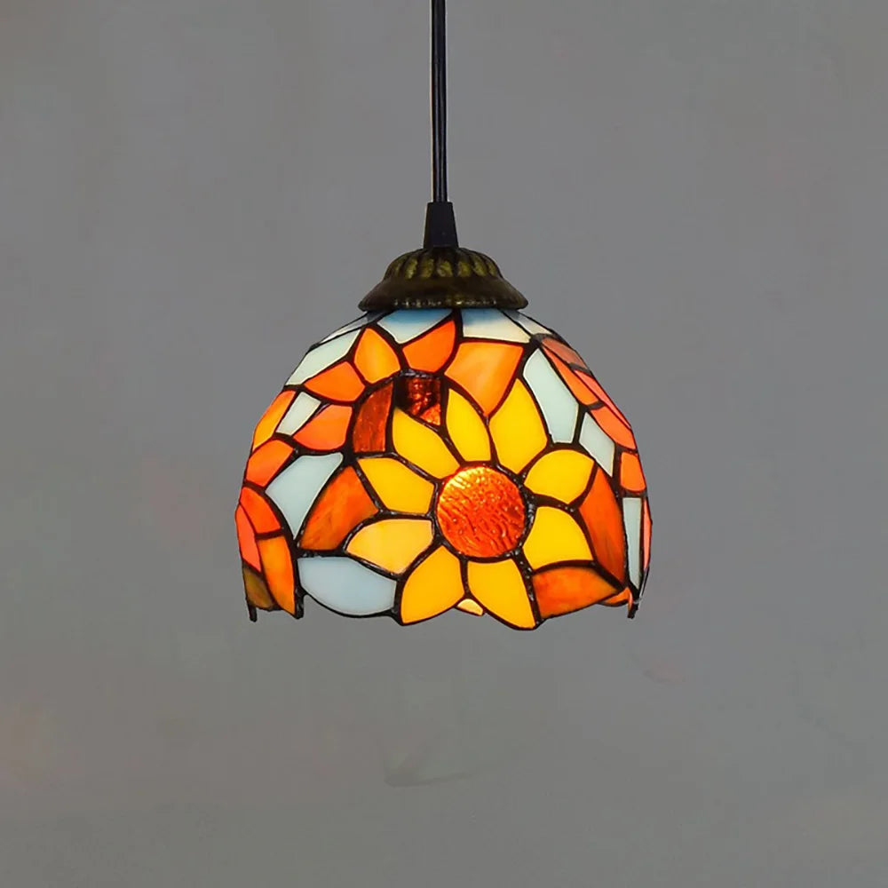lampe suspendue tiffany multicolore motifs floraux stained glass couloir restaurant étude balcon