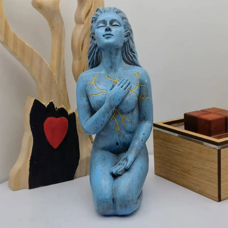 statue sculpturale résine bleue dorée cœur bois décor artistique méditation espace zen chambre