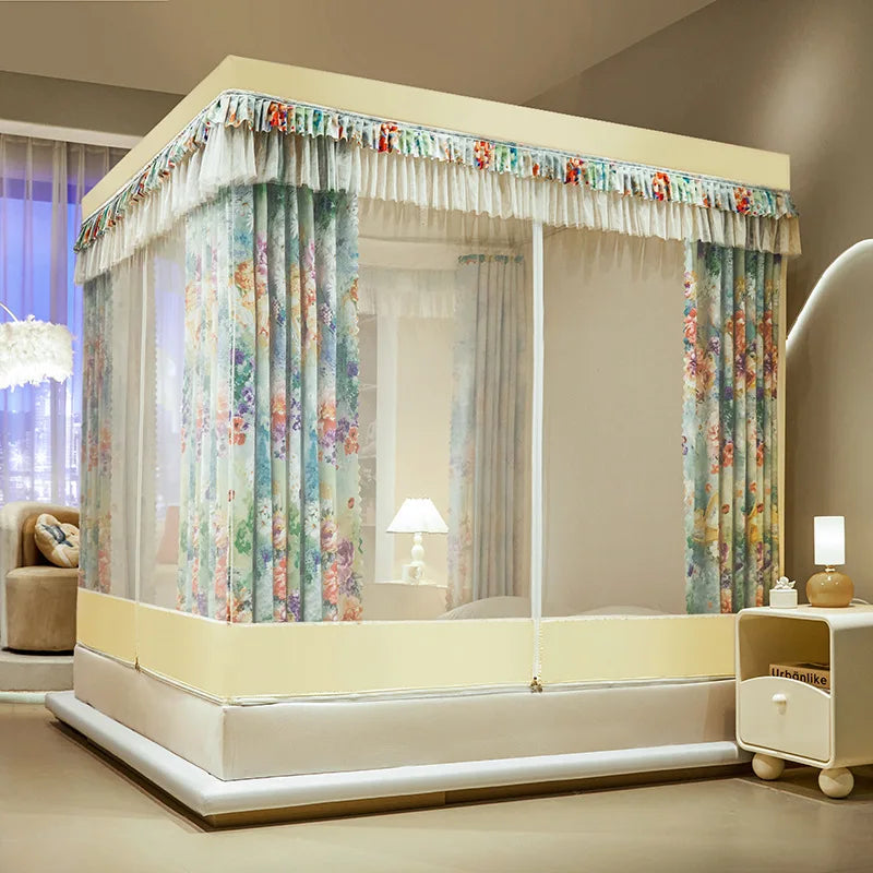 Lit à baldaquin avec rideau de fleurs colorées dans une chambre spacieuse et élégante.