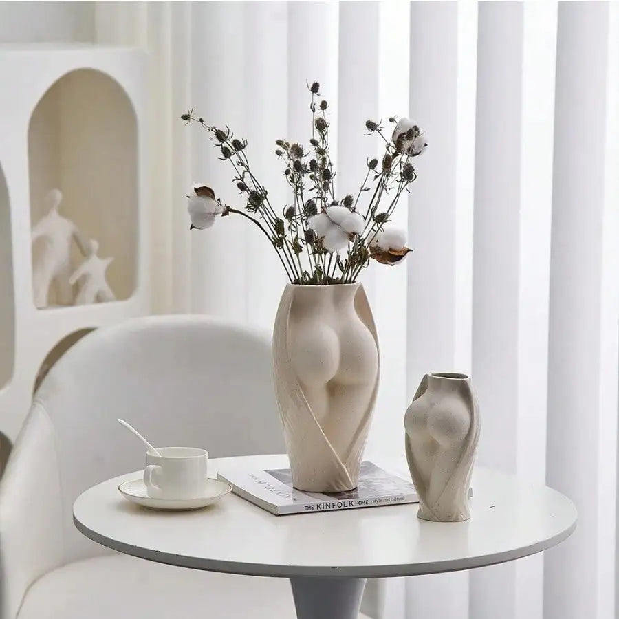 vases céramique modernes blancs fleurs séchées décoration table salon humains stylisés minimaliste