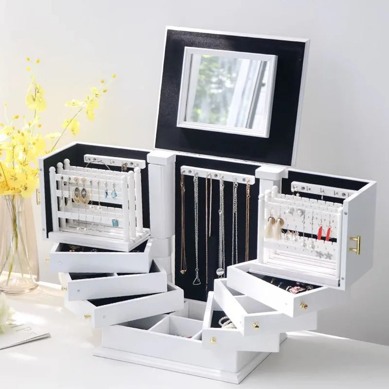 Boîte à bijoux ouverte avec des colliers et bracelets rangés