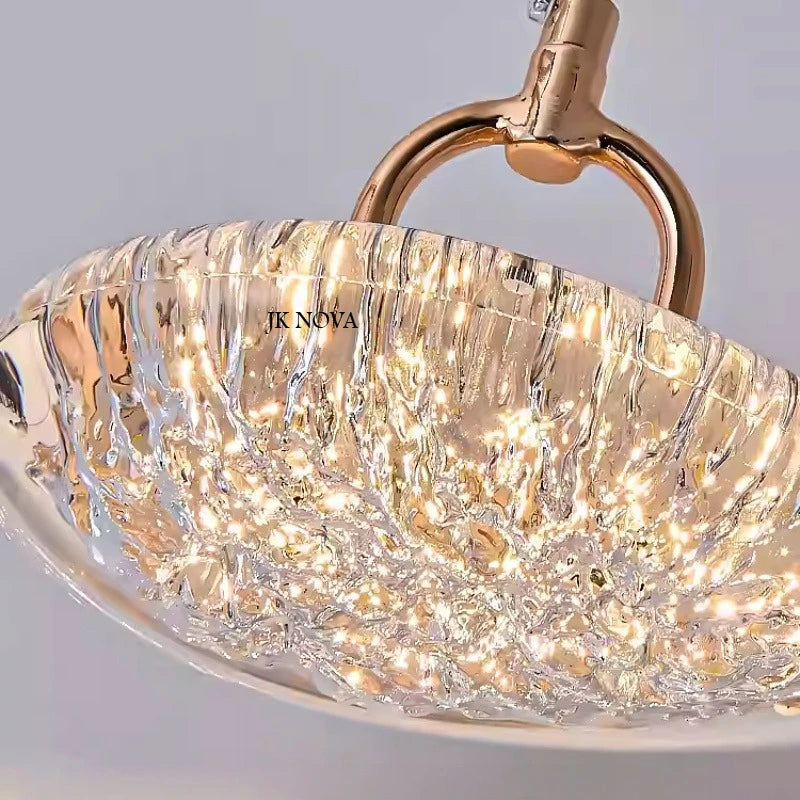 Détail de l'abat-jour en cristal de glace artisanal de la lampe