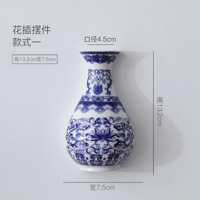 Vase en céramique bleu et blanc orné de motifs floraux et de gracieuses décorations.
