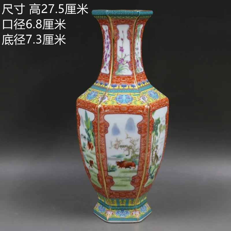 Un vase décoratif orné de motifs et scènes chinois traditionnels, présentant une forme hexagonale et des dimensions impressionnantes de 27,5 centimètres de hauteur.