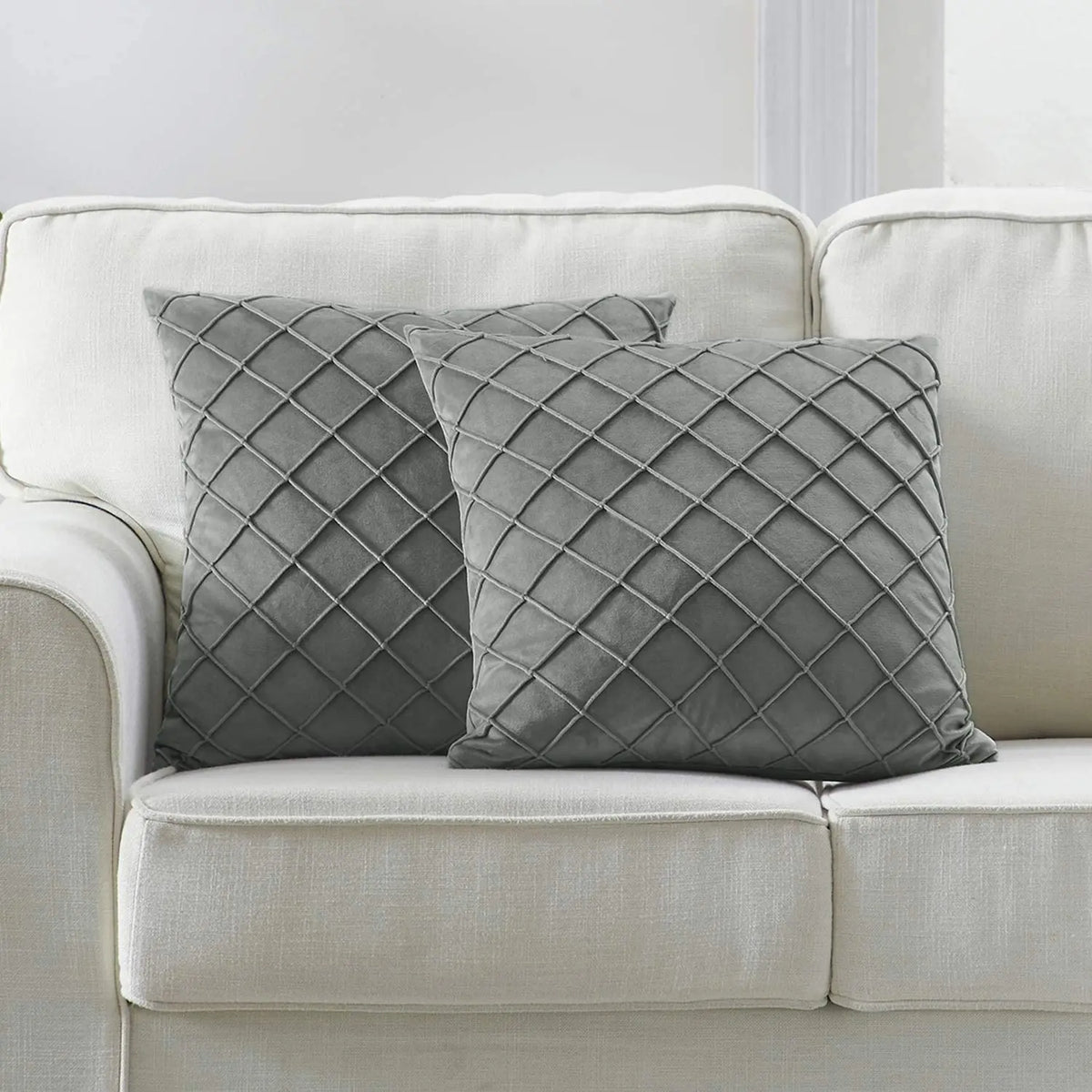 coussins carrés velours géométrique rose pâle gris bleu marine jaune bleu blanc contemporains