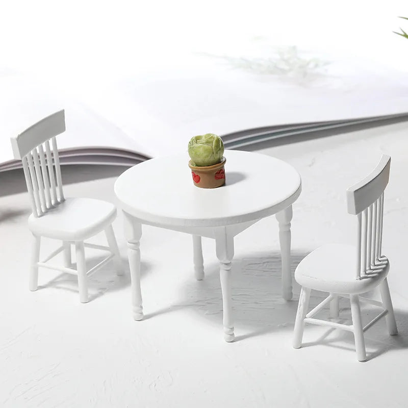 meubles miniatures maison poupée table chaises blancs portraits plantes classiques