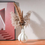 vases céramique texturé moderne minimaliste fougères séchées décoration intérieure arrondis lignes verticales blanches brunes