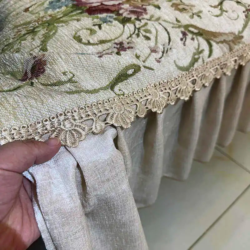 Gros plan sur un tissu délicat aux motifs floraux élégants bordés de dentelle, créant une texture et une finition raffinées.