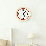 horloge murale moderne beige points irrégulière bordure aiguilles noires chiffres opaques salon chambre