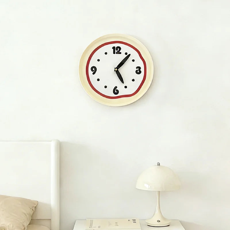 horloge murale moderne beige points irrégulière bordure aiguilles noires chiffres opaques salon chambre