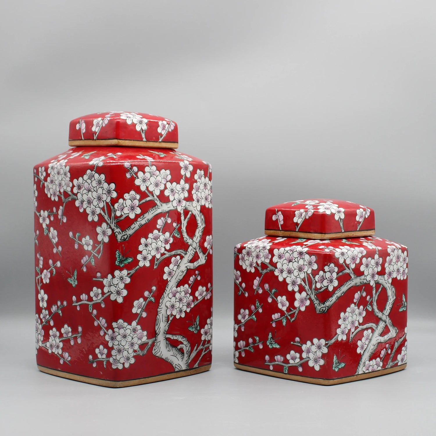 Les boîtes de rangement rouges ornées de motifs floraux élégants offrent un style oriental raffiné et une touche décorative charmante à l'intérieur.