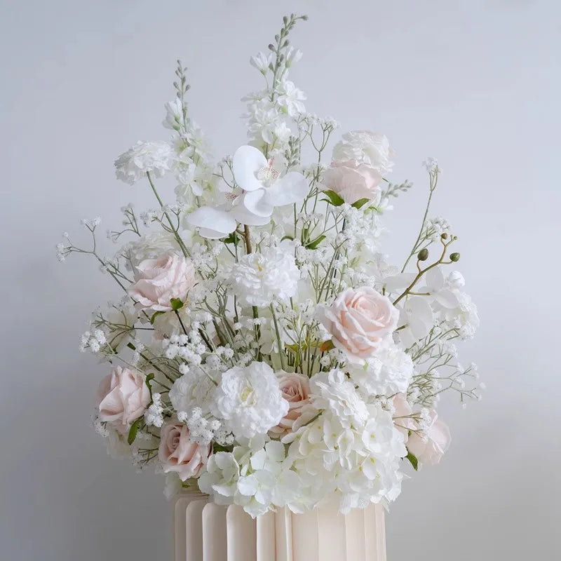 décoration mariage arrangement floral blanc roses orchidées intérieur élégant romantique champêtre