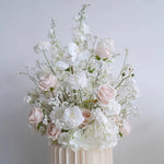 décoration mariage arrangement floral blanc roses orchidées intérieur élégant romantique champêtre