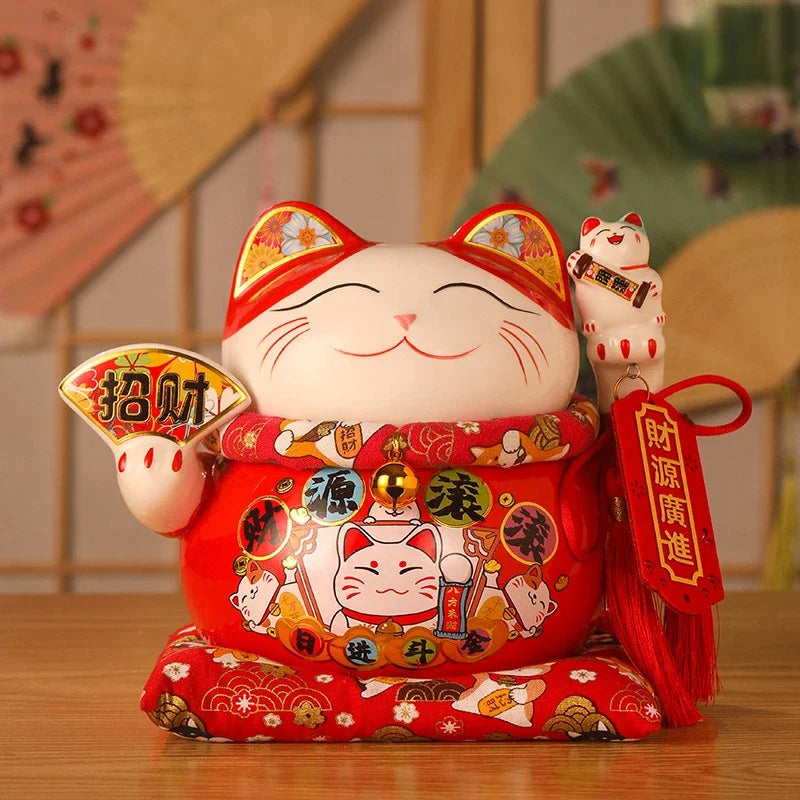 statue chat porte bonheur couleur blanche rouge doré motifs floraux symboles chance art traditionnel