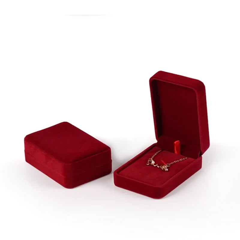 Présentation de la boîte à bijoux avec bracelets et colliers arrangés