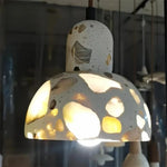 Suspension lumineuse moderne pierre texture granulée blanc marron beige gris câble suspendu chambre salon