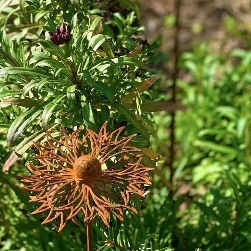 décoration jardin fleur métallique orange rouille aspect vieilli rustique pétales ajourés fixable sol