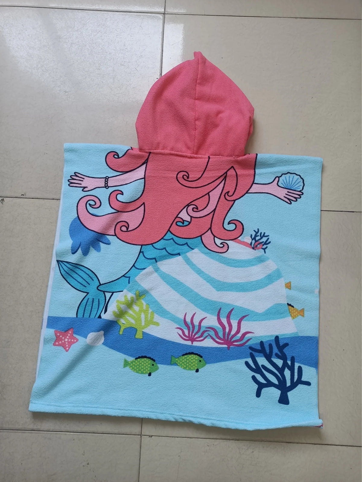 serviette plage microfibre enfant dessin animé sirène poissons bleu clair rose bleu jaune vert