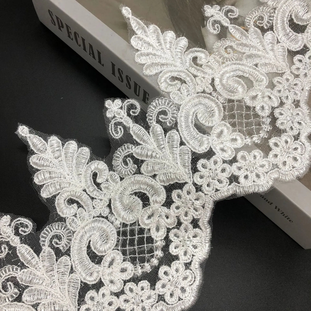dentelle blanche motif floral complexe polyester largeur 17cm opacité classique mariage décoration accessoire sophistiquée