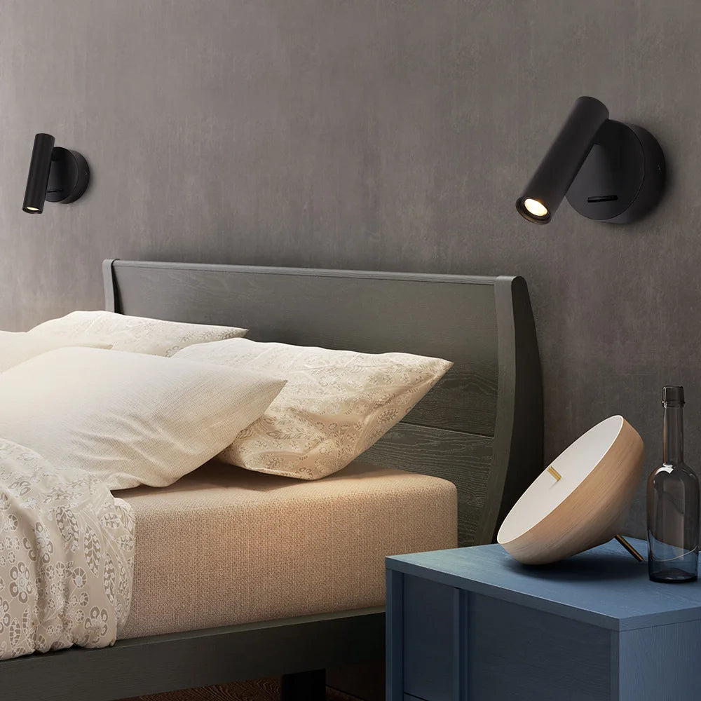 Applique murale LED allumée en température blanc chaud dans une chambre