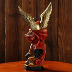 statue saint michel archange terrassant démon or noir rouge texture plumes religieuse
