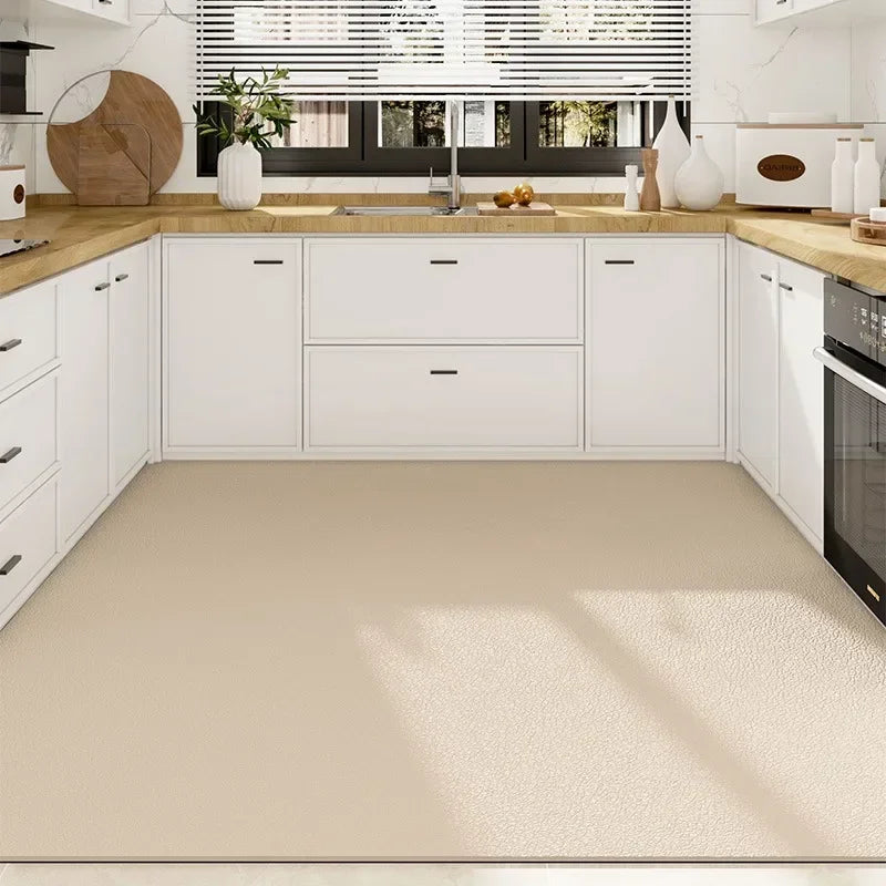 Une cuisine moderne et lumineuse avec des meubles blancs, un plan de travail en bois et des accessoires décoratifs sur le comptoir.