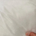 Coussin rond blanc vu de côté montrant son épaisseur