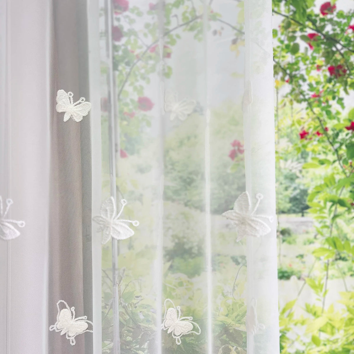 rideau blanc transparent brodé papillons salon chambre enfant decoration pastorale
