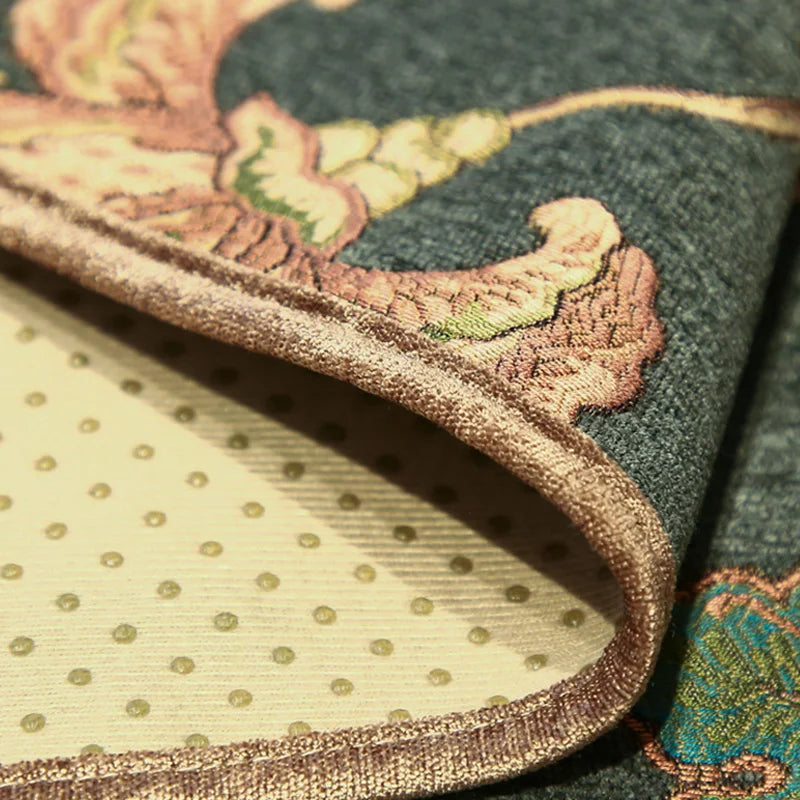 Ce tapis coloré présente un motif complexe et détaillé avec des fleurs et des formes géométriques.