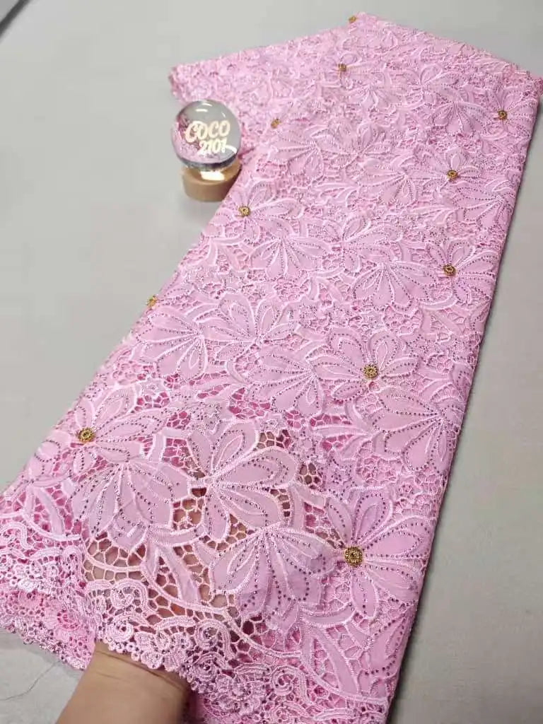 tissu dentelle polyester coton fleurs motifs floraux blanc rose clair noir vert dorées occasion