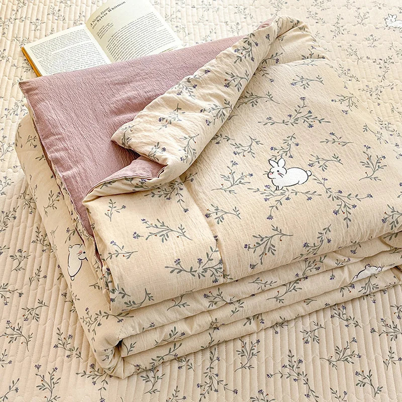 couette d'été légère enfant beige motifs fleurs feuilles coton doux décorative chambre enfant