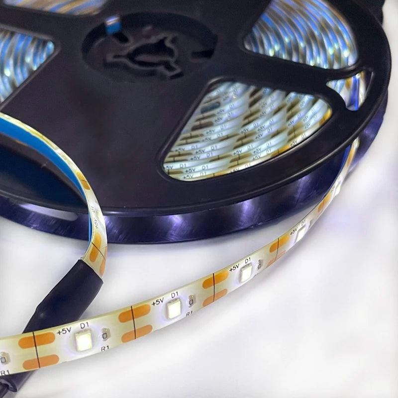 Panneau solaire du ruban LED extérieur installé dans un jardin