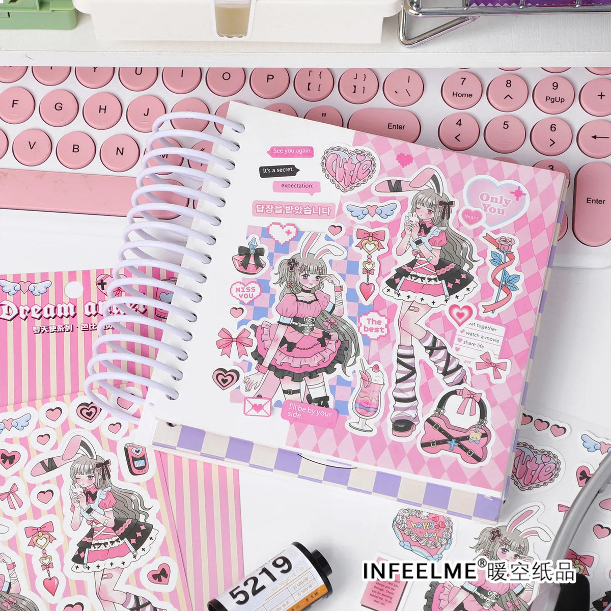 sticker kawaii fille personnages coeurs geometrique textes rose bleu violet doux