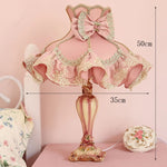 Lampe de chevet rose dans un salon romantique