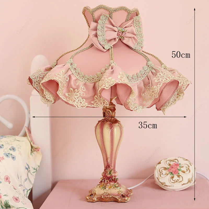 Lampe de chevet rose dans un salon romantique