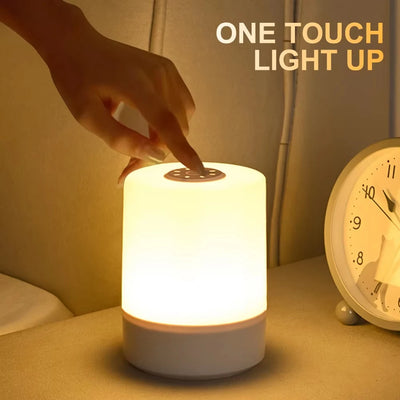 Lampe de chevet tactile sphérique bleue allumée sur table de nuit