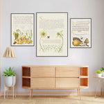 Des illustrations botaniques colorées et détaillées encadrées qui décorent le mur au-dessus d'un meuble de rangement en bois, créant une atmosphère chaleureuse et naturelle dans cette pièce.