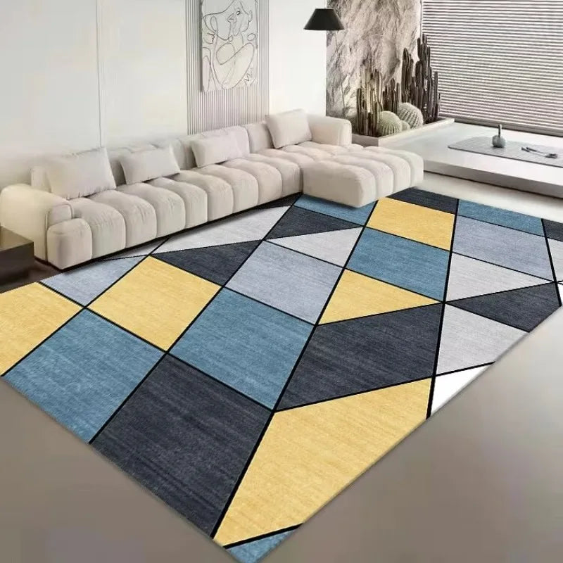 Le tapis coloré aux motifs géométriques bleus et jaunes apporte une touche de style moderne à ce salon élégant avec son canapé beige confortable.