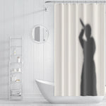 rideau douche moderne beige personne levant main crochets respectueux environnement polyester