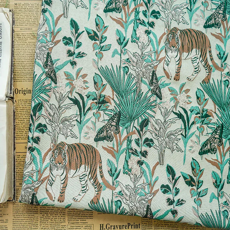 tissu imprimé jungle animaux tigres papillons vert feuilles marron clair botanique polyester largeur cent