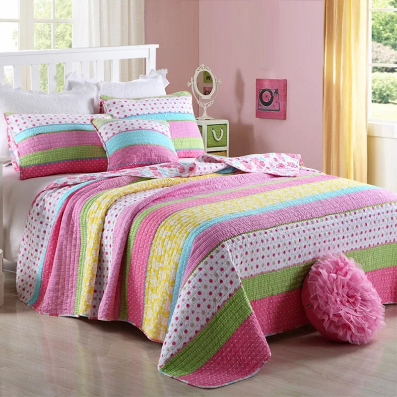 Couvre-lit patchwork coton gris clair sur lit queen size