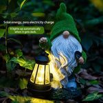statue gnome decoratif jardin resine vert blanc marron lanterne hache texture mousse rustiqueextérieur