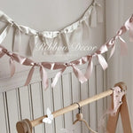guirlande rubans satinés crème rose pâle noir bleu clair motifs floraux décoration élégante occasion