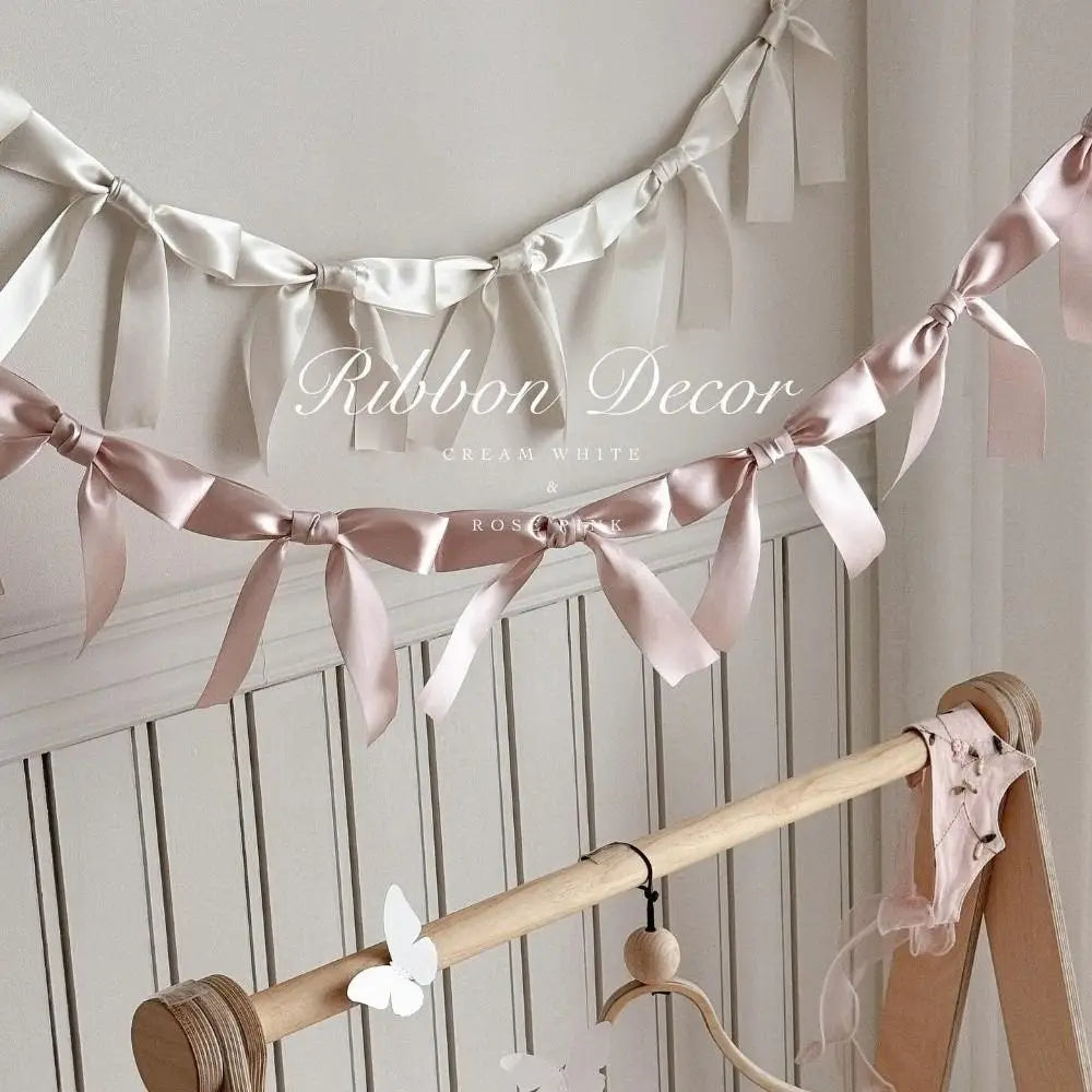 guirlande rubans satinés crème rose pâle noir bleu clair motifs floraux décoration élégante occasion