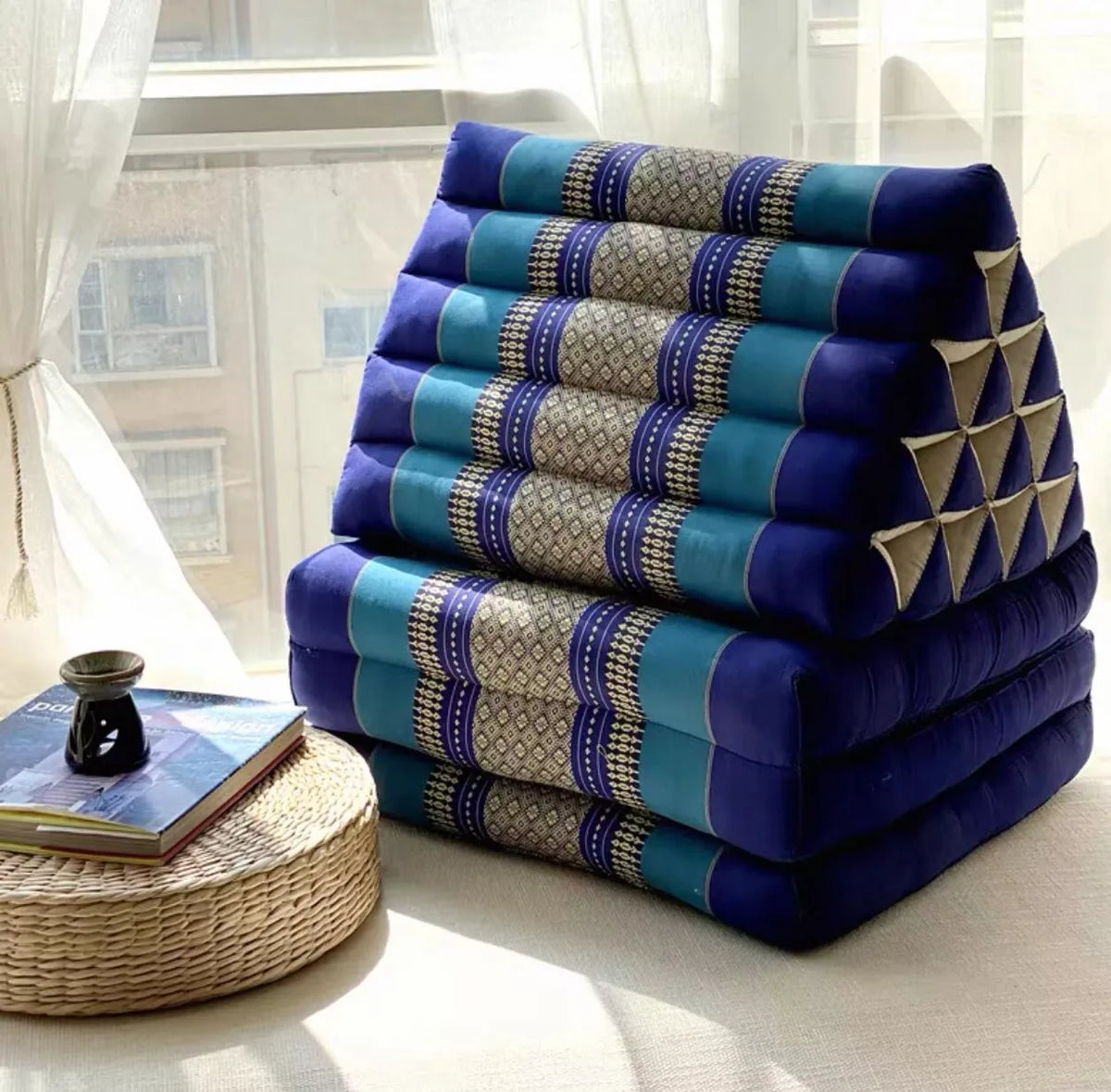 coussin pliable moderne rouge marron vert bleu rayures horizontales motifs géométriques asie sud est