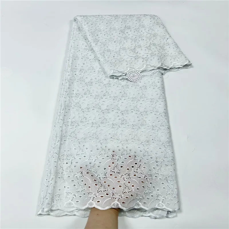 tissu dentelle coton blanc motifs floraux broderie strass robe couture luxe