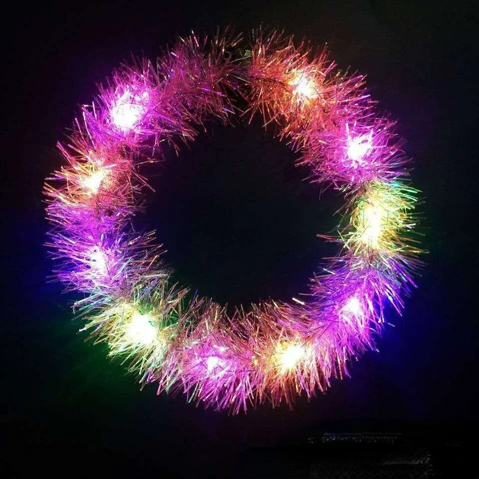 couronne lumineuse festive tissus brillants couleurs vives bleu rose violet lumineux tinsel opaque festive